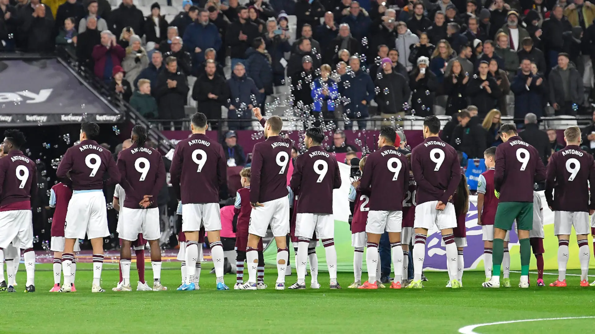 “United in Strength: West Ham Players Rally Around Antonio After Successful Surgery”