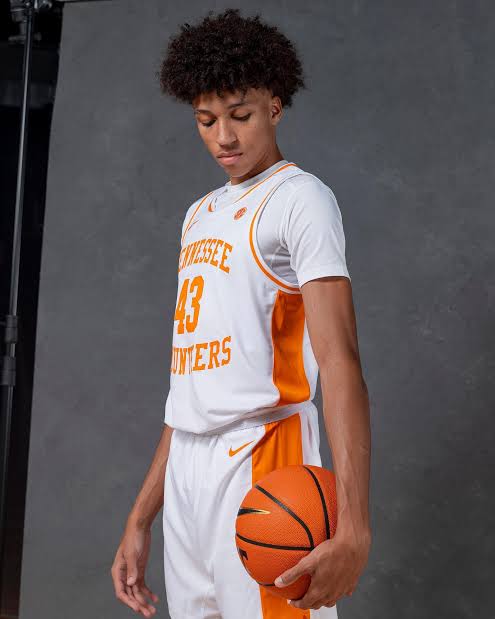 ‘’Player or Politics? Cameron Carr’s Departure Exposes Tensions in Tennessee Basketball”